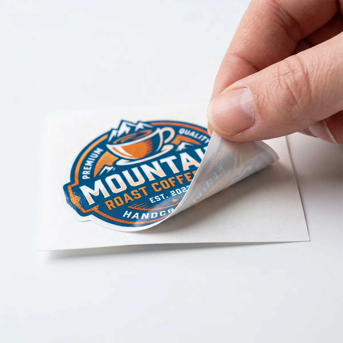 Pegatinas personalizadas aplicadas en packaging y superficies comerciales
