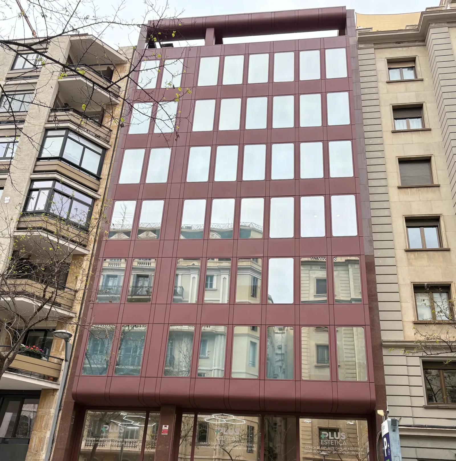 Edificio corporativo con protección solar en cristales