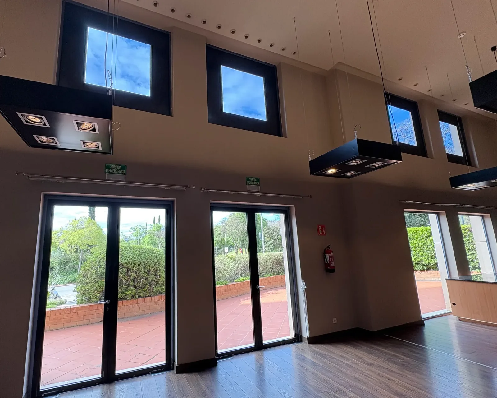 Salón de banquetes con cristales protegidos mediante láminas solares