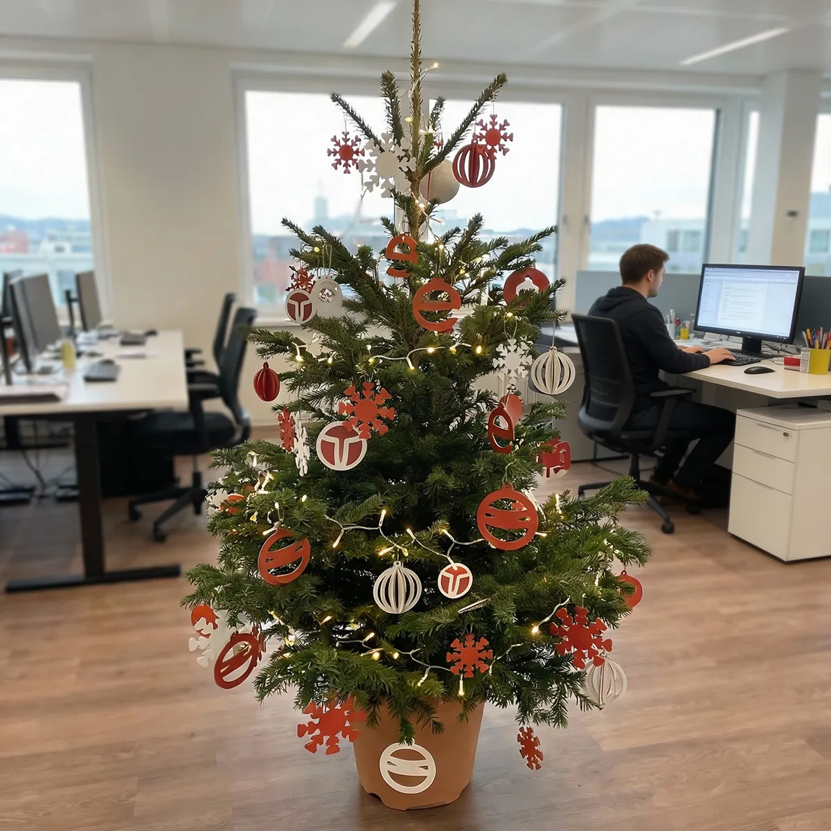 Figuras de árbol de Navidad personalizadas para branding, escaparates y campañas festivas